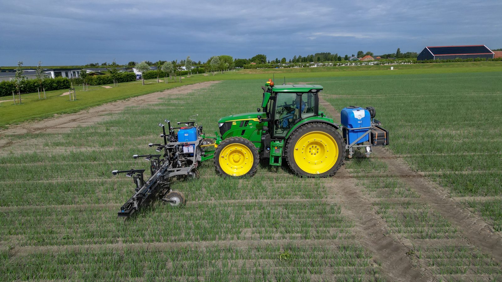 RUMEX RXF900 au travail dans un champ d'oignons