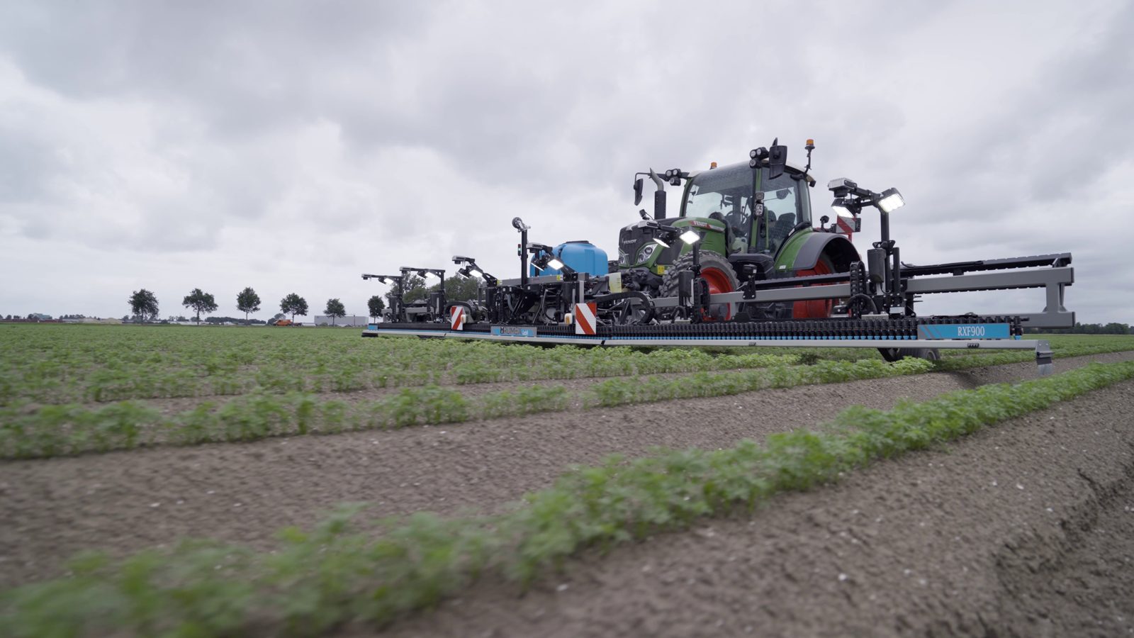 RUMEX RXF900 au travail en maraîchage, pleine largeur