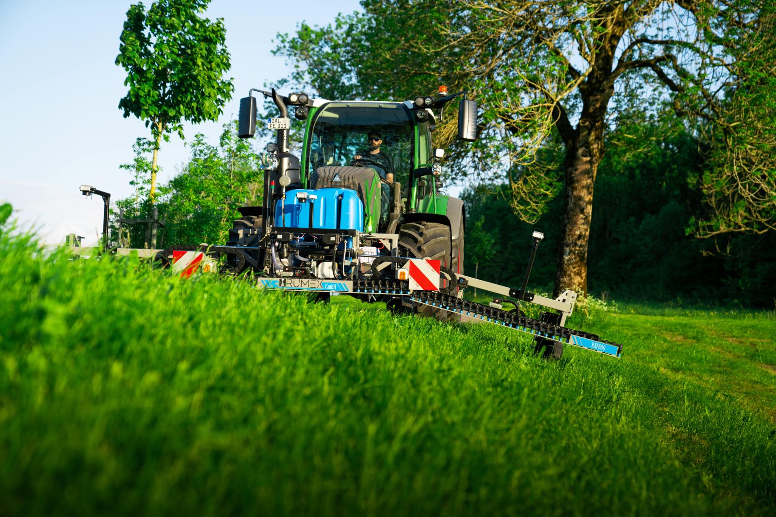 RUMEX RXF600 au travail dans une prairie